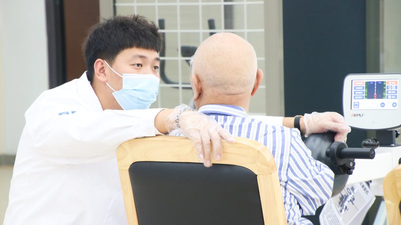 在考虑养老院入住条件时，护理质量是至关重要的。以下是一些衡量护理质量的指标：